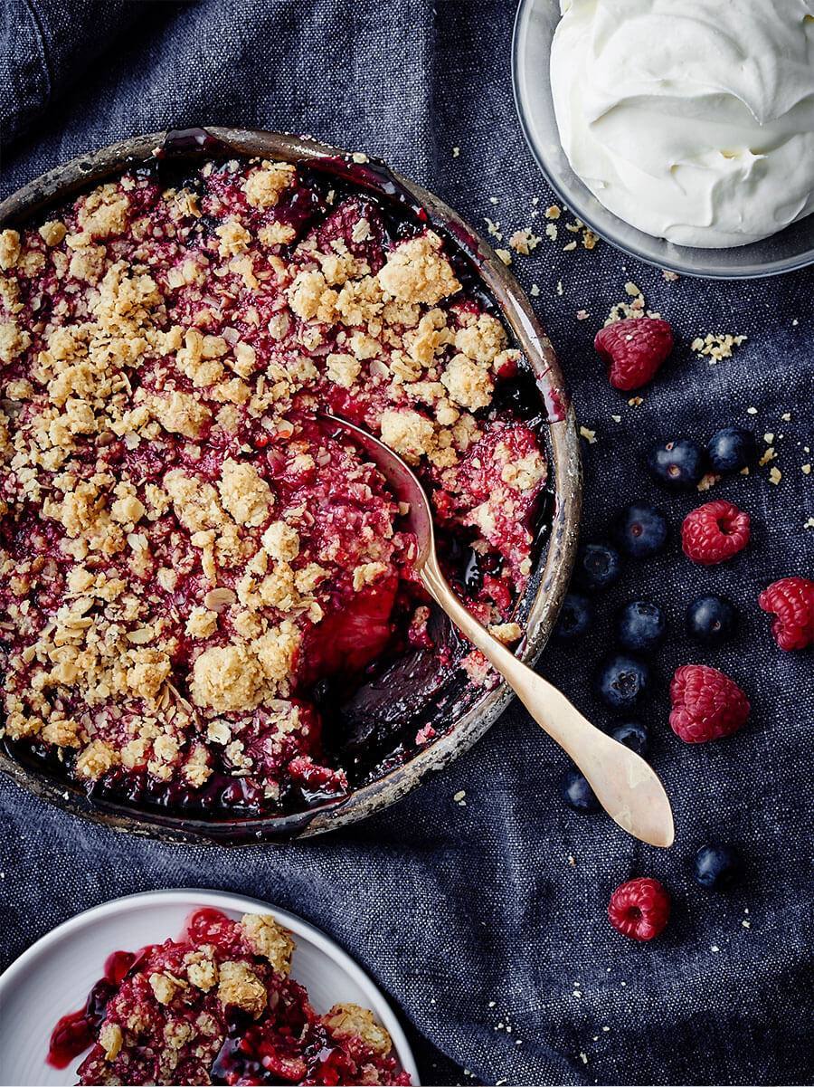 recipe image Crumble med blåbær og hindbær