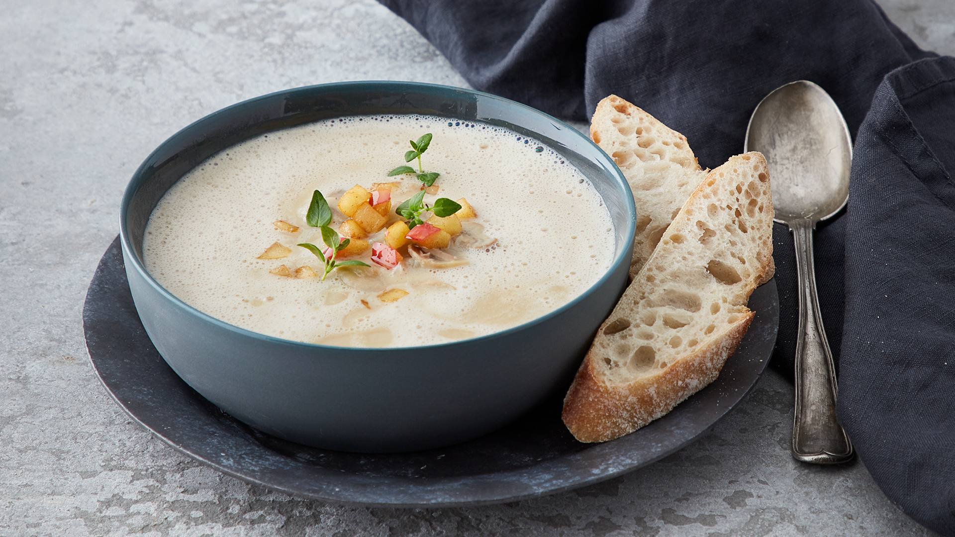 recipe image Suppe på ovnstegte jordskokker, serveret med æble og champignon