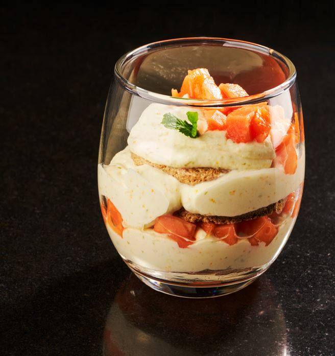 recipe image Tiramisú cítrico con galletas de jengibre y papaya